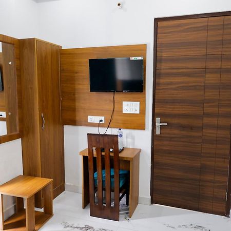 Hotel Parth Inn Rishīkesh Esterno foto