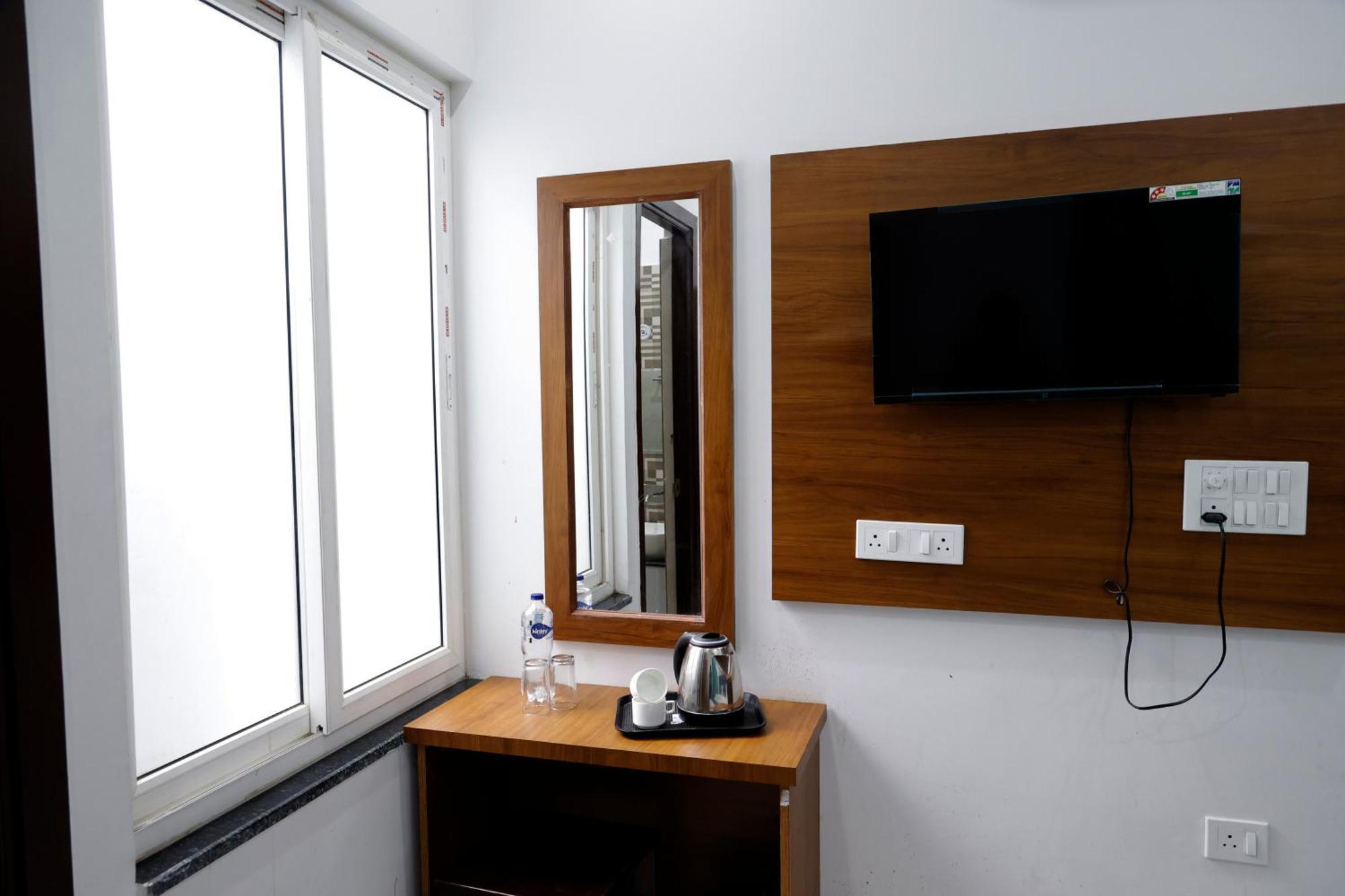 Hotel Parth Inn Rishīkesh Esterno foto