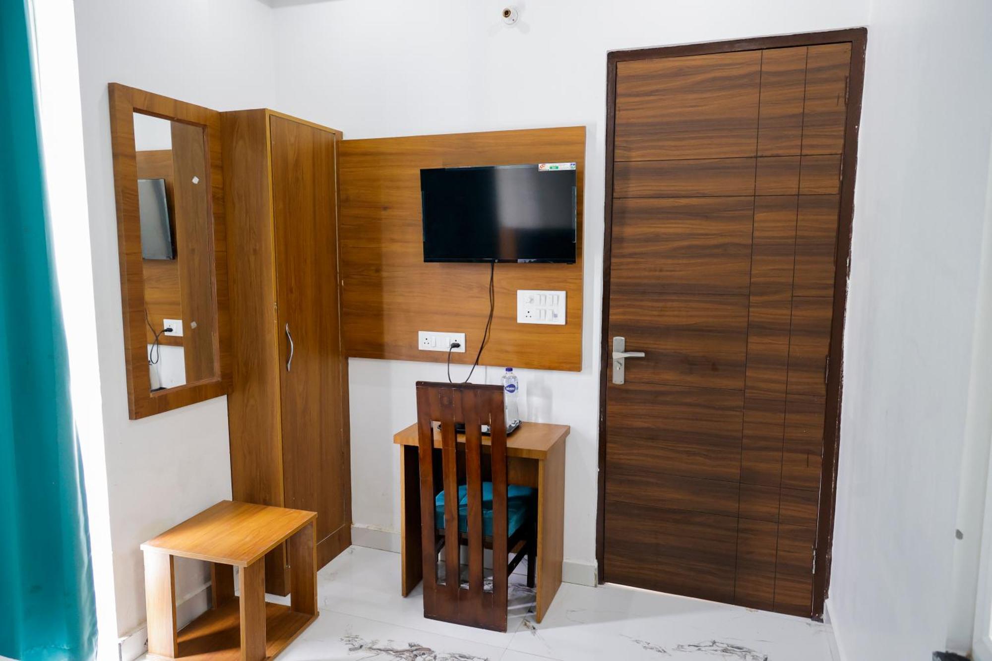 Hotel Parth Inn Rishīkesh Esterno foto