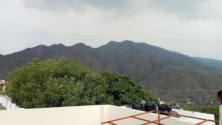 Hotel Parth Inn Rishīkesh Esterno foto