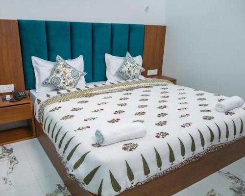 Hotel Parth Inn Rishīkesh Esterno foto